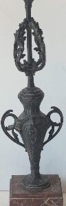LOTE 000104 CANDELABRO DE SOBRE MESA EN METAL REPUJADO DE COLOR PLATA VIEJA DESCANSA SOBRE PEANA OVAL DE MEDIDAS 20X20X39 20 Valor Galeria   value Gallery 3.875 €
