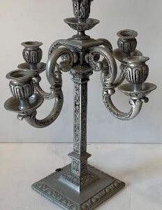 LOTE 000106 CANDELABRO DE SOBREMESA EN METAL PLATEADO CON 4 BRAZOS Y CENTRO CON 5 PORTA VELAS MEDIDAS 13X13X38 cm Valor Galeria   value Gallery 1750 €